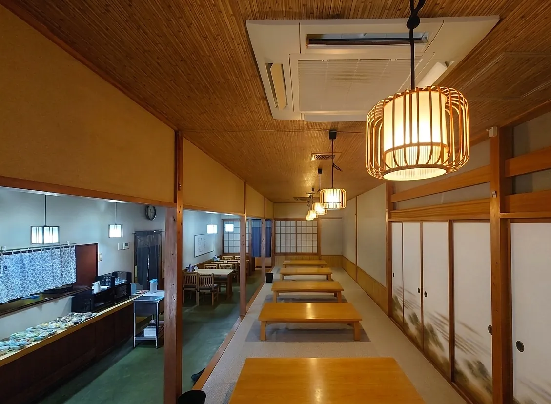 提灯の下がった和室の座敷。座卓が並ぶ